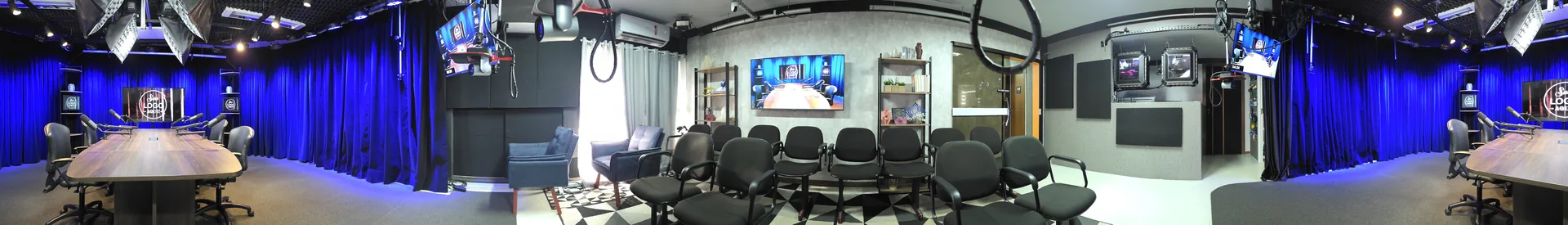Estúdio configurado para gravação de podcast com mesa, microfones e iluminação profissional