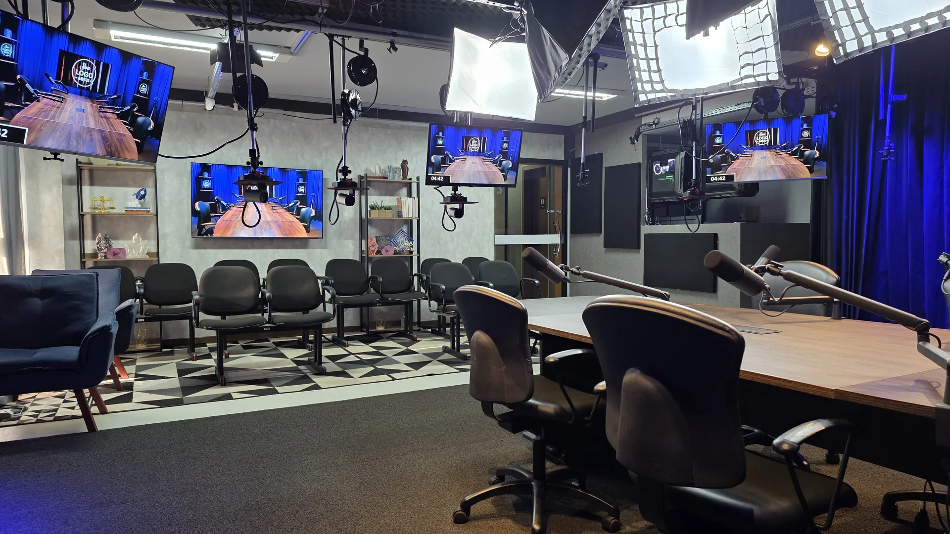 Estúdio preparado para gravação de videoaulas e cursos online com cenário neutro