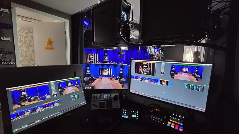 Cenario de debate ao vivo com iluminacao profissional